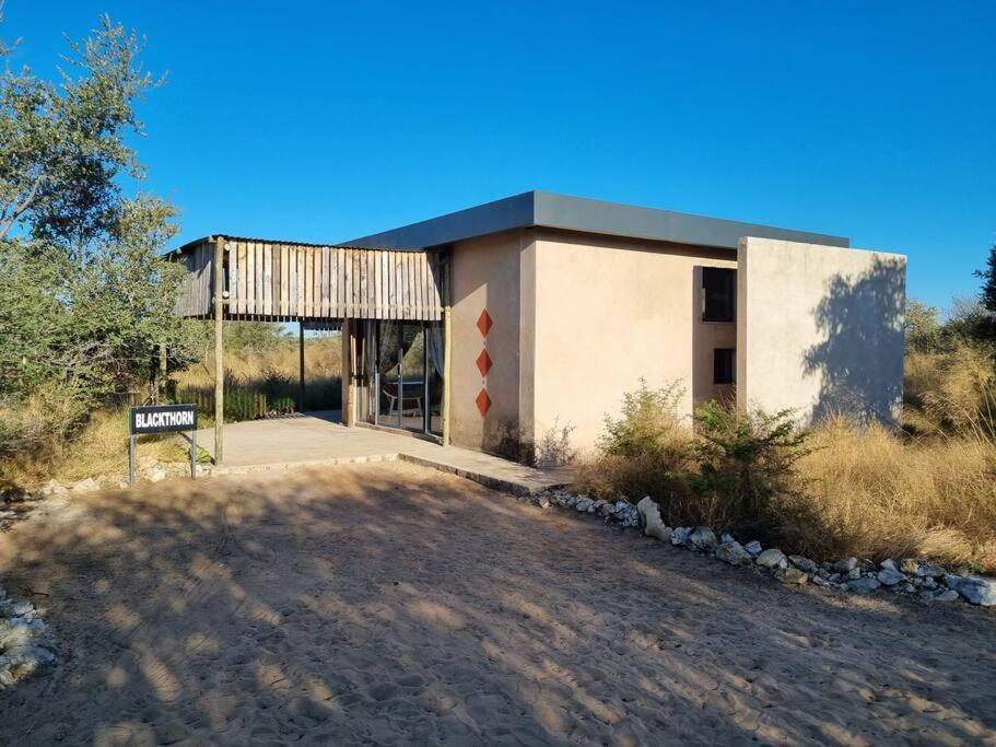 Hackberry House Black Thorn Cottage, Off Grid Khemsbok Dış mekan fotoğraf