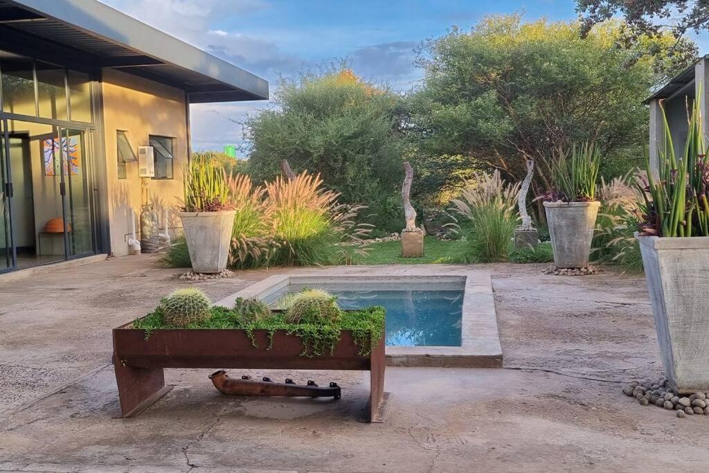 Hackberry House Black Thorn Cottage, Off Grid Khemsbok Dış mekan fotoğraf
